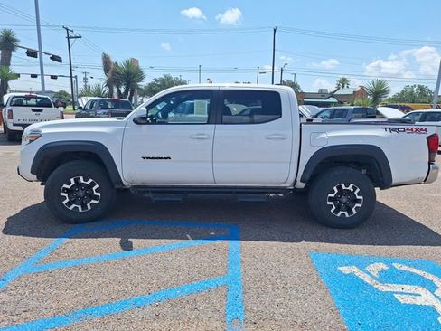 Used 2018 Toyota Tacoma TRD Off-Road AWD/4WD image 3