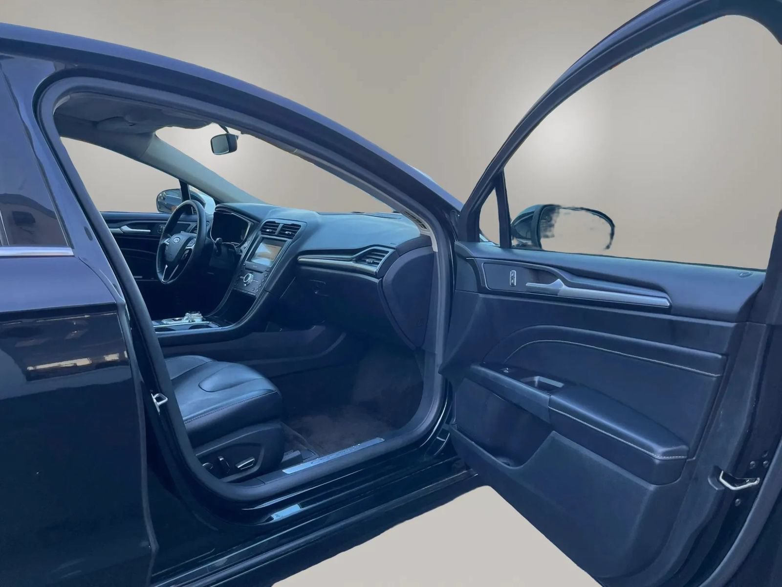 Used 2018 Ford Fusion Titanium FWD image 15
