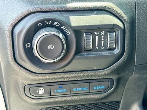 Used 2022 Jeep Wrangler Unlimited Sahara AWD/4WD image 11