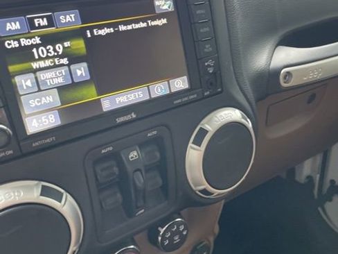 Used 2015 Jeep Wrangler Unlimited Sahara w/ Connectivity Group AWD/4WD image 13