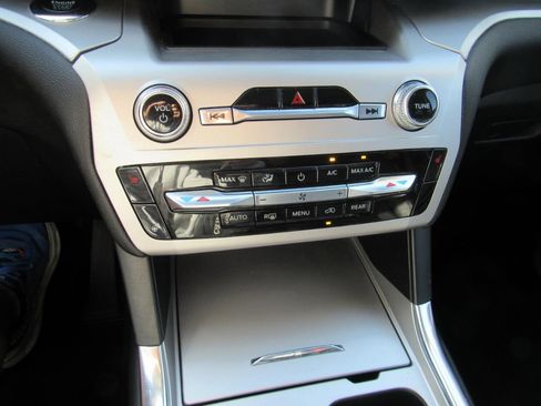 Used 2022 Ford Explorer XLT w/ Equipment Group 202A image 27