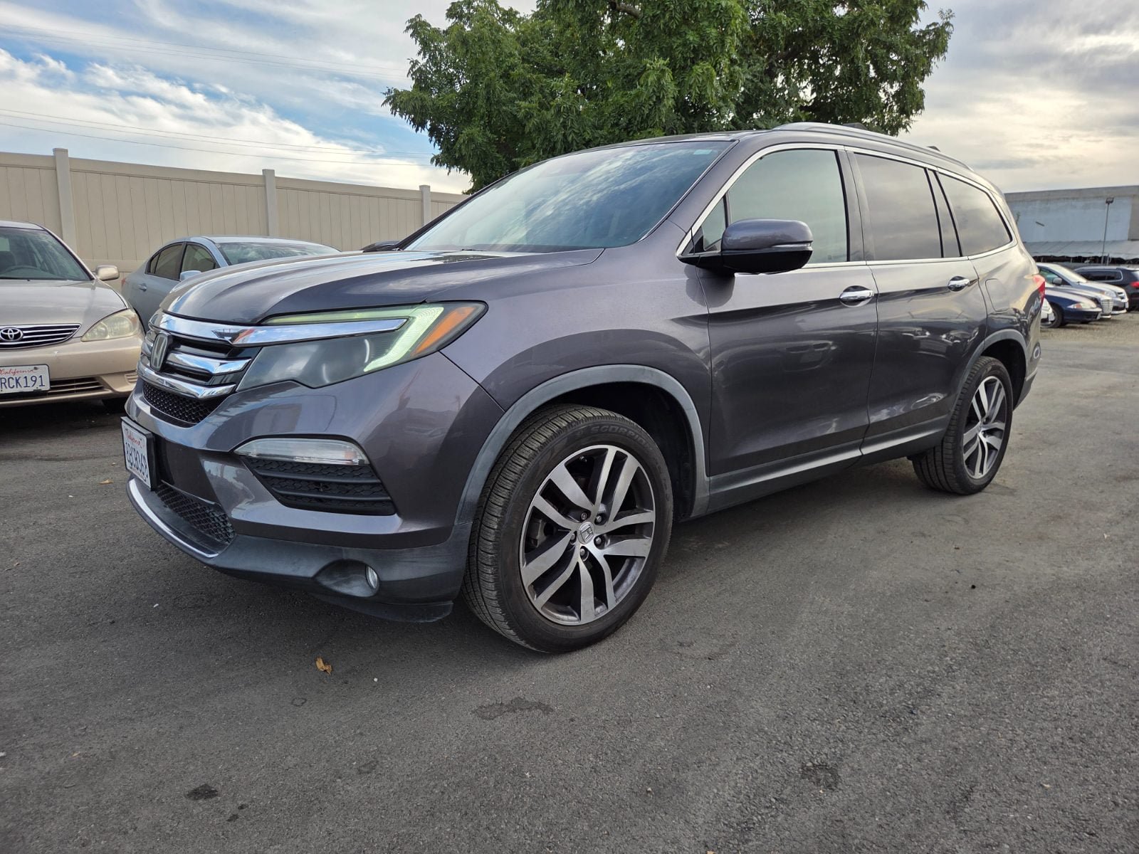 Used 2017 Honda Pilot Touring image 1