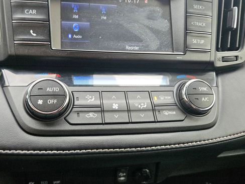 Used 2018 Toyota RAV4 LE w/ Carpet Mat Package AWD/4WD image 22