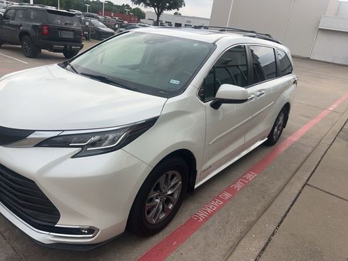 Used 2021 Toyota Sienna XLE FWD image 3