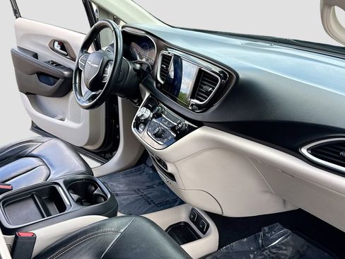 Used 2017 Chrysler Pacifica Touring-L FWD image 5
