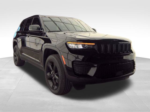 Used 2024 Jeep Grand Cherokee Altitude AWD/4WD image 3