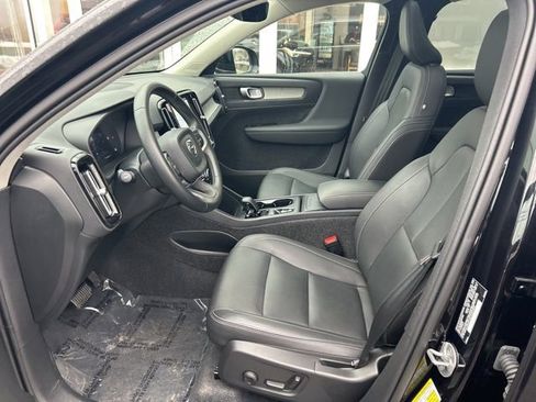 Certified 2025 Volvo XC40 B5 Core image 17