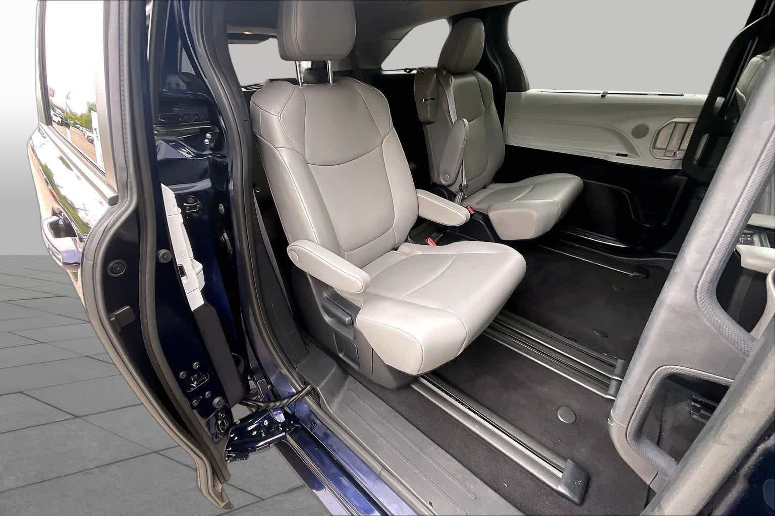 Used 2025 Toyota Sienna XLE FWD image 34