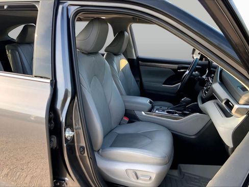 Used 2022 Toyota Highlander Platinum FWD image 9
