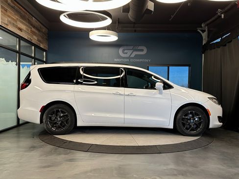 Used 2020 Chrysler Pacifica Touring-L w/ S Appearance Package image 2