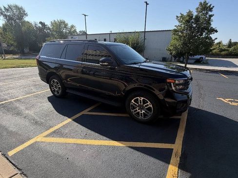 Used 2025 Ford Expedition Active AWD/4WD image 3