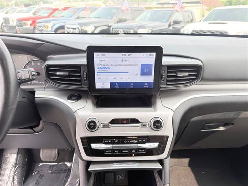 Used 2023 Ford Explorer XLT AWD/4WD image 16