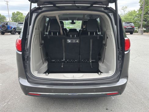 Used 2018 Chrysler Pacifica Touring-L Plus FWD image 29
