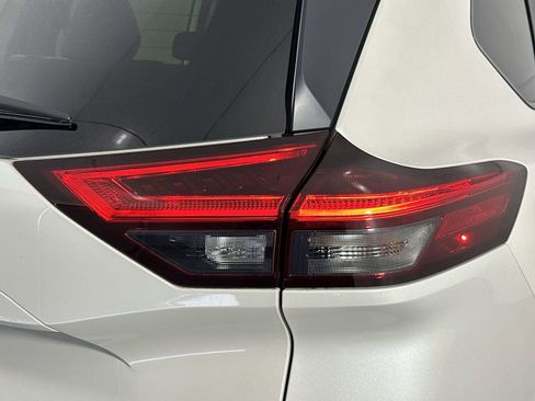 Certified 2023 Nissan Rogue SV image 30