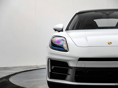 Used 2025 Porsche Panamera w/ Premium Package image 27