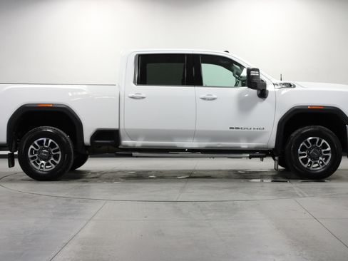 Used 2022 GMC Sierra 2500 SLE w/ SLE Value Package; image 3