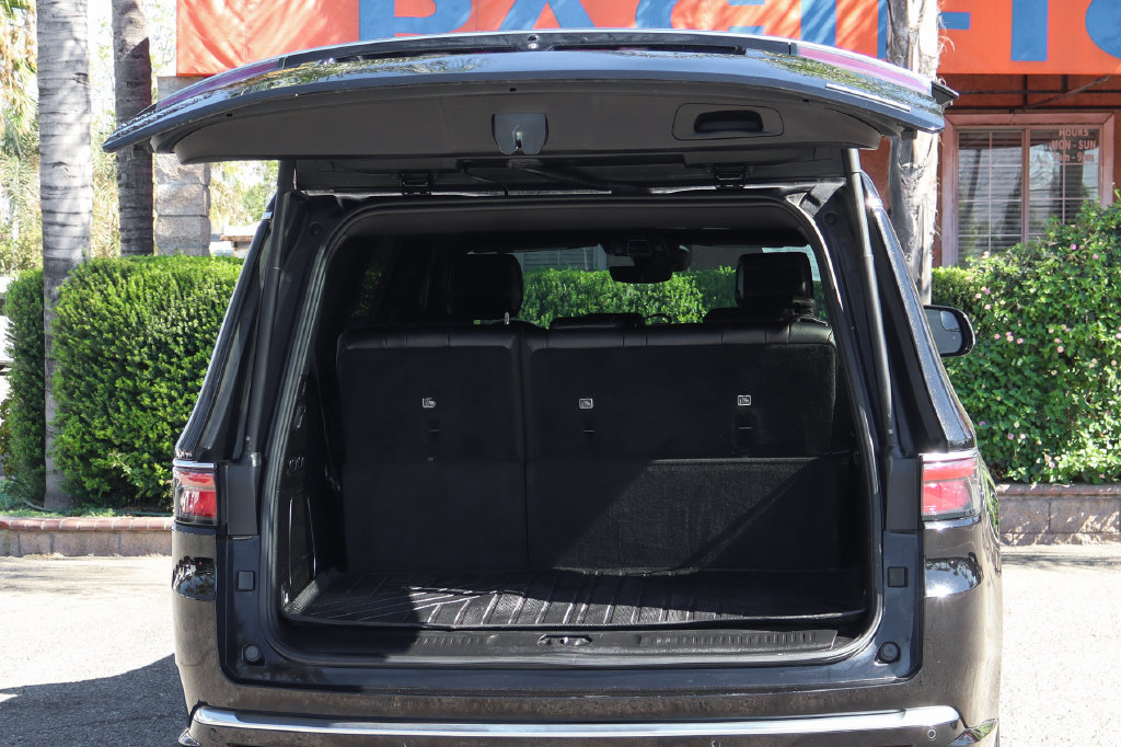 Used 2024 Jeep Wagoneer Series II w/ Flexible Seating Group RWD image 8