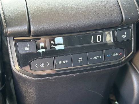Used 2023 Toyota Highlander Platinum FWD image 27