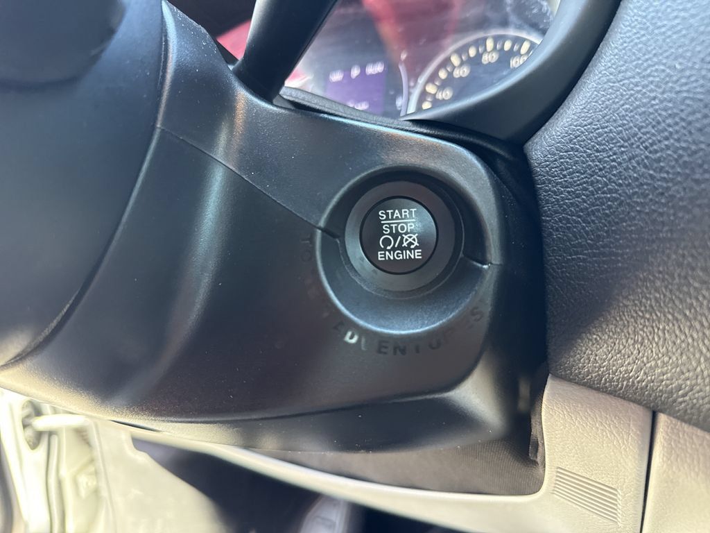 Used 2018 Jeep Renegade Latitude FWD image 22