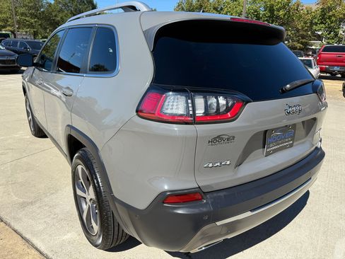 Used 2019 Jeep Cherokee Limited w/ Luxury Group image 3