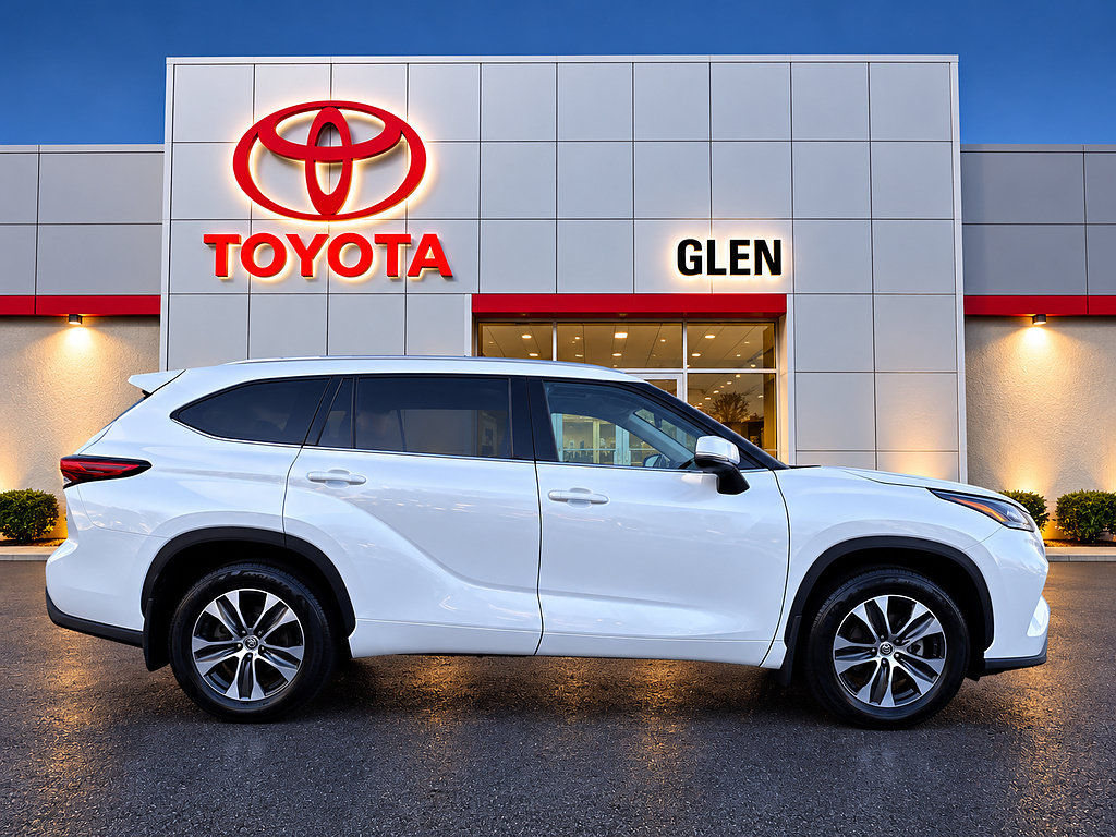Used 2022 Toyota Highlander XLE AWD/4WD image 8