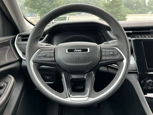 Used 2023 Jeep Grand Cherokee Laredo AWD/4WD image 6