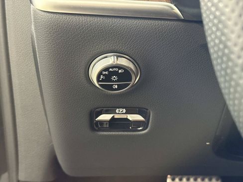 Used 2024 Mercedes-Benz GLC 300 4MATIC image 33