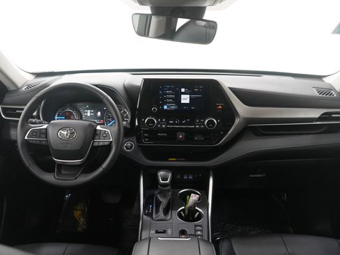 Used 2025 Toyota Highlander XLE image 18