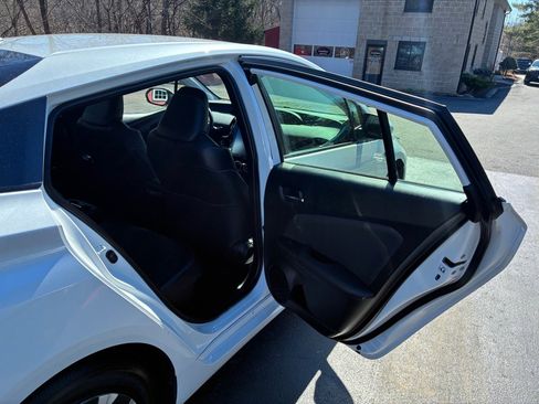 Used 2022 Toyota Prius Prime Limited image 16