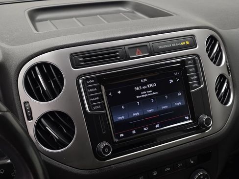 Used 2017 Volkswagen Tiguan S image 27