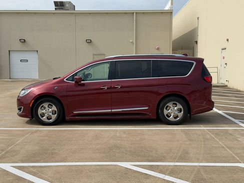 Used 2018 Chrysler Pacifica Touring-L FWD image 4
