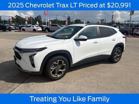 Used 2025 Chevrolet Trax LT w/ Driver Confidence Package FWD image 1