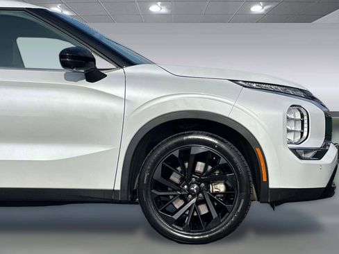 Used 2023 Mitsubishi Outlander SE image 37