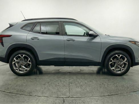 Used 2025 Chevrolet Trax LT w/ LT Convenience Package image 11