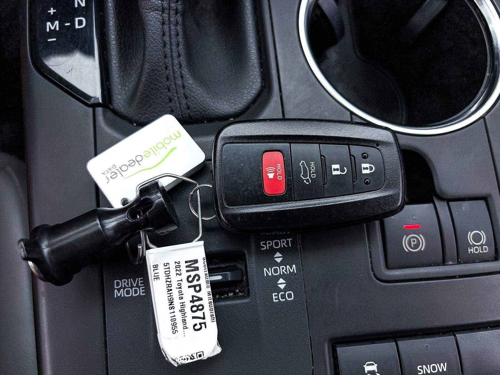 Used 2022 Toyota Highlander XLE FWD image 30