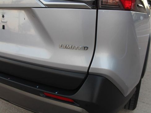 Used 2019 Toyota RAV4 Limited image 14