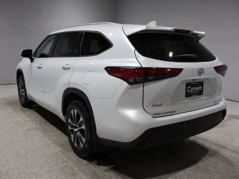 Certified 2022 Toyota Highlander XLE image 5