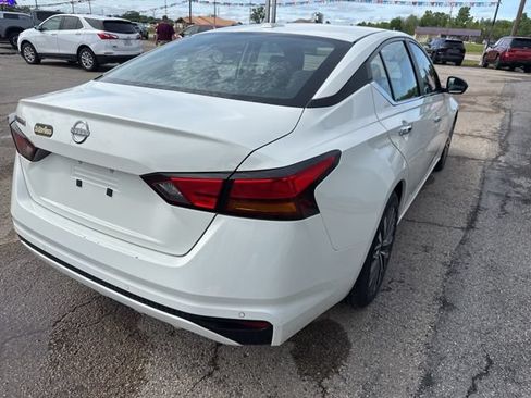 Used 2025 Nissan Altima 2.5 SV FWD image 11