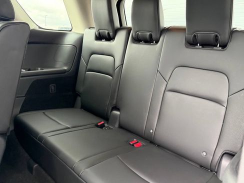 Used 2025 Nissan Pathfinder SL FWD image 16