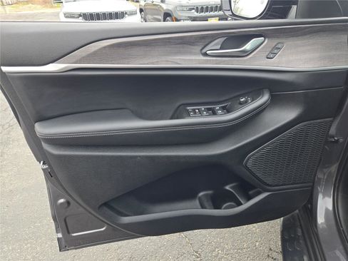 Certified 2025 Jeep Grand Cherokee L Limited w/ Luxury Tech Group II image 23