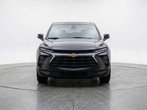 Used 2025 Chevrolet Blazer LT FWD image 2