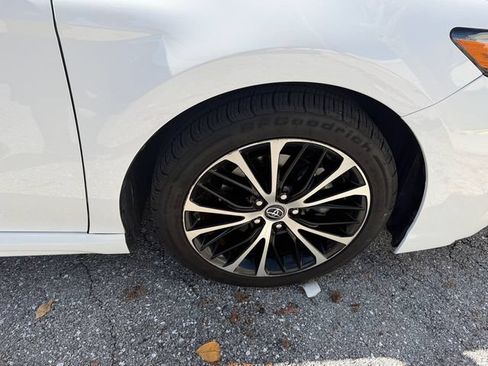 Used 2019 Toyota Camry SE w/ Convenience Package FWD image 12