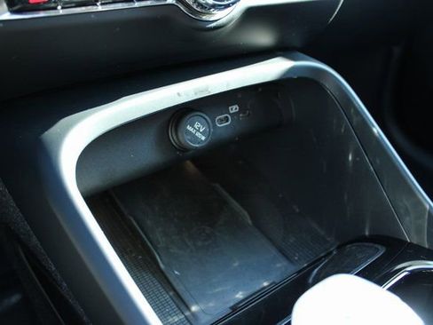 Used 2025 Volvo XC40 B5 Plus image 20