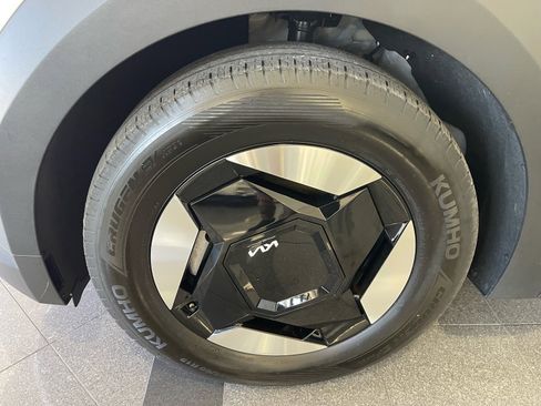 Used 2024 Kia EV9 Light Long Range RWD image 24