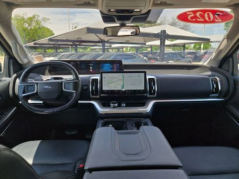 Used 2025 Ford Expedition Platinum AWD/4WD image 12