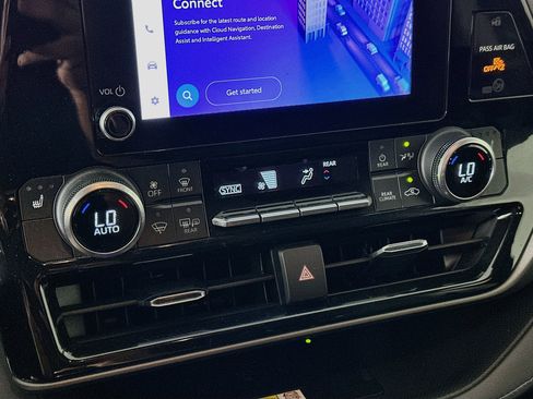 Used 2023 Toyota Highlander XLE FWD image 23