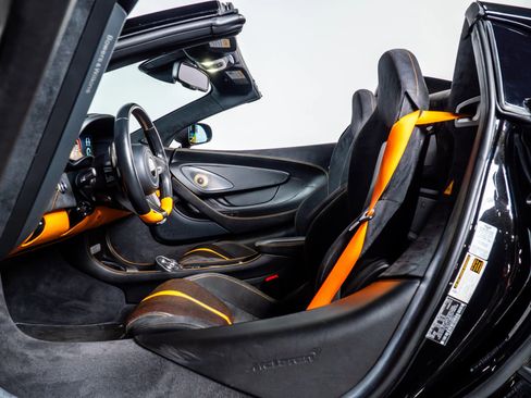 Used 2018 McLaren 570S Spider image 29