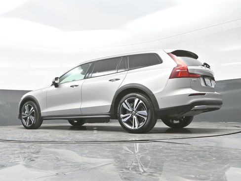 Used 2025 Volvo V60 B5 Cross Country Plus AWD/4WD image 32