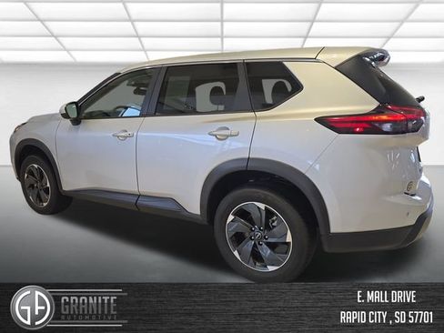 Used 2024 Nissan Rogue SV AWD/4WD image 3