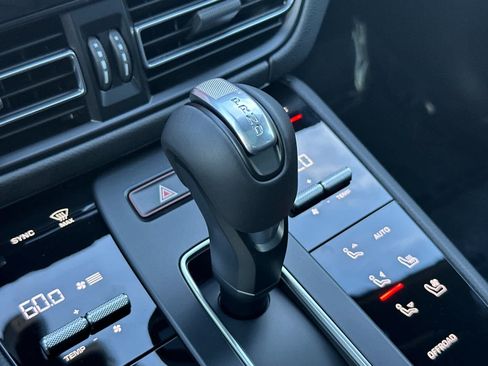 Certified 2025 Porsche Macan AWD/4WD image 24